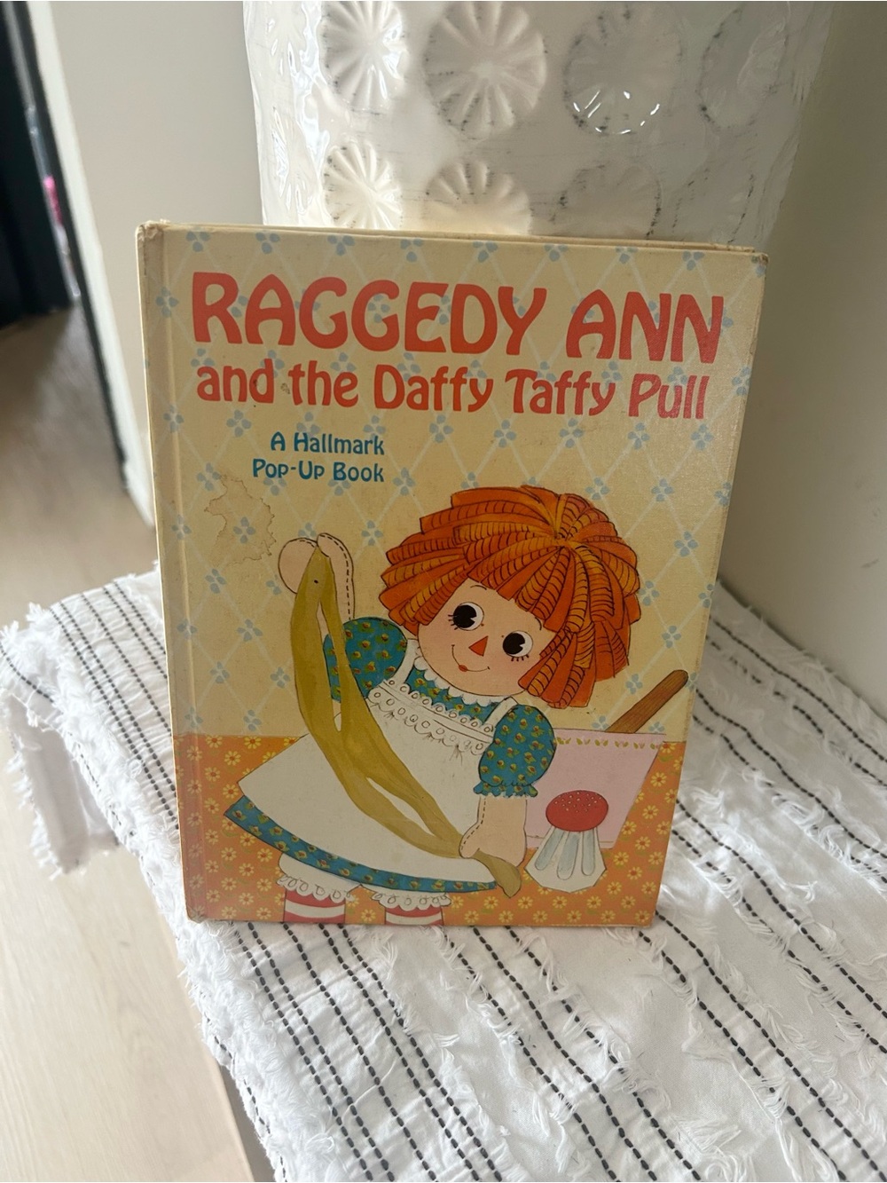 Vintage 1972 Raggedy Ann and the Daffy Taffy Pull Hallmark Pop Up Book